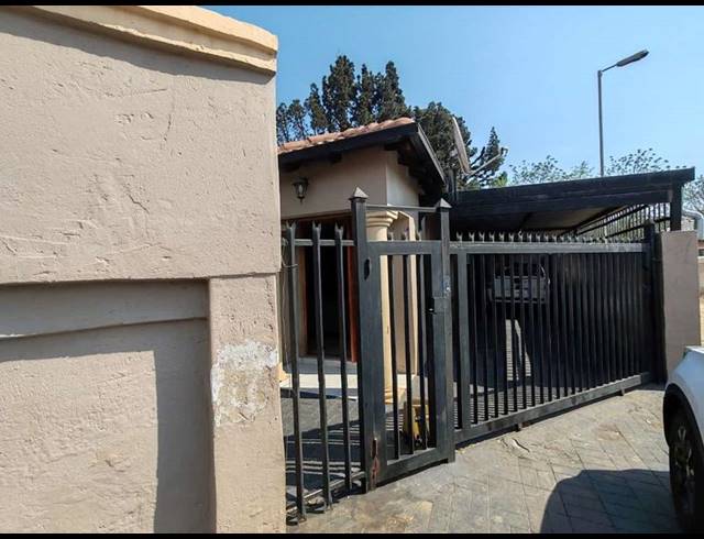 4 BEDROOM HOUSE FOR SALE IN PHILIP NEL PARK